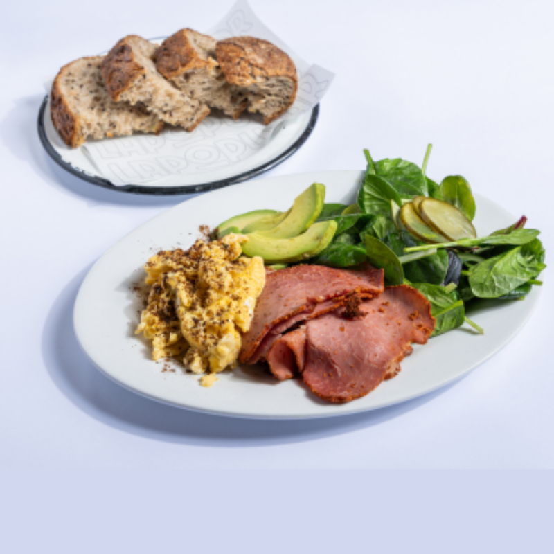 2 huevos revueltos con pastrami
