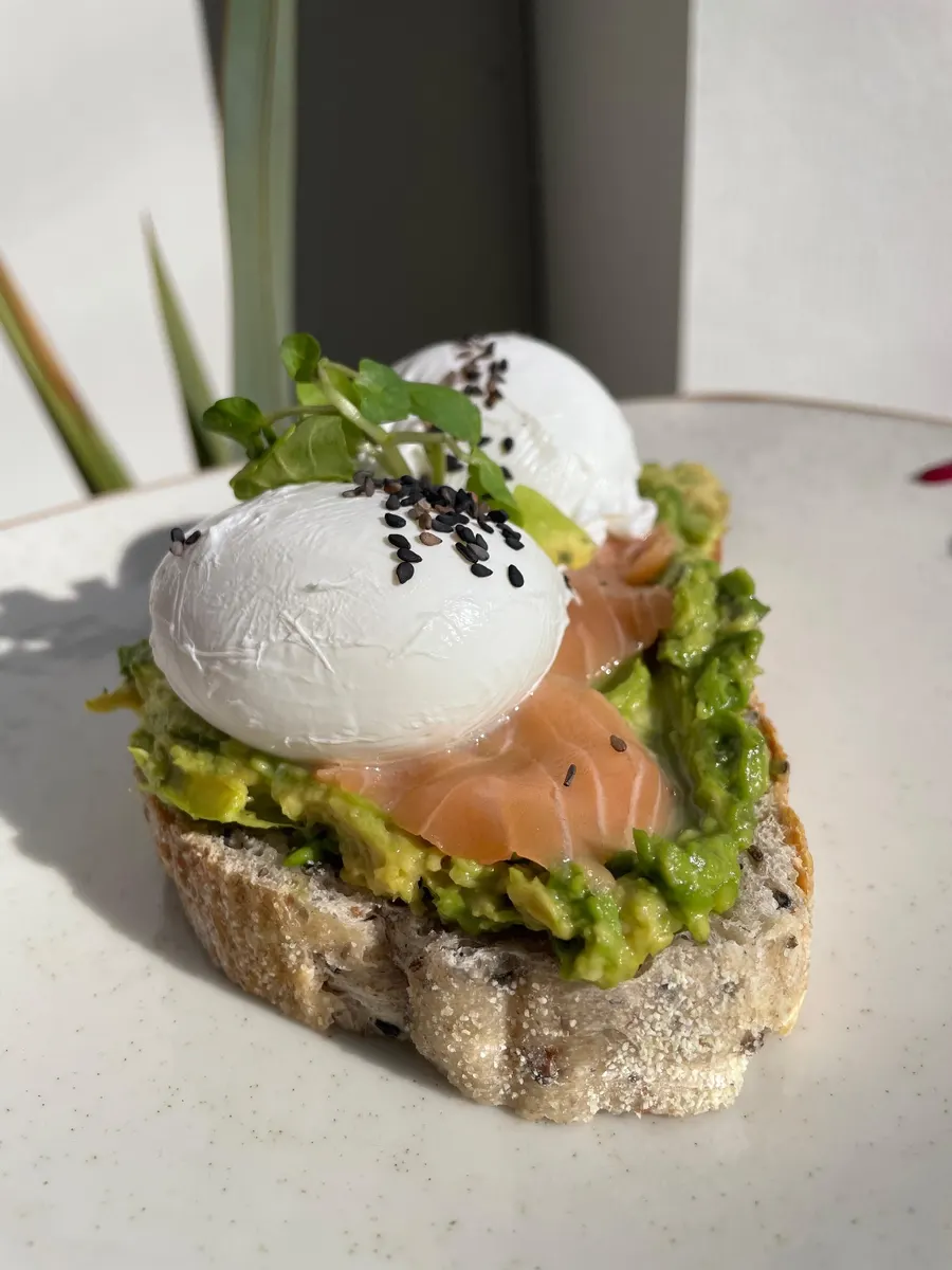 Tostón Pochado Palta y Salmón