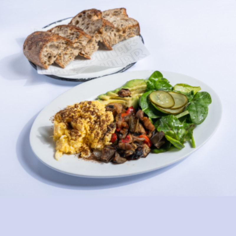 2 huevos revueltos verduras asadas 